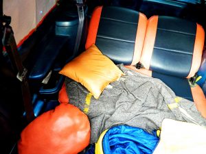 Mélissa dormira dans sa Twingo qui fait couchette lors du rassemblement.