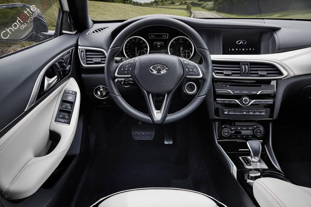 infiniti Q30 habitacle