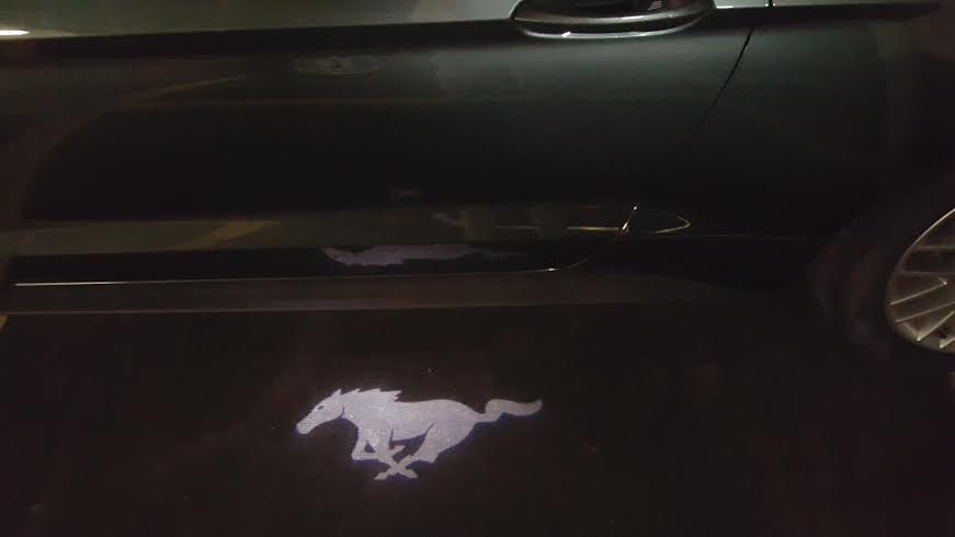 Lorsque vous ouvrez la muscle car, le logo se reflète sur le sol grâce à une projection partant des rétroviseurs