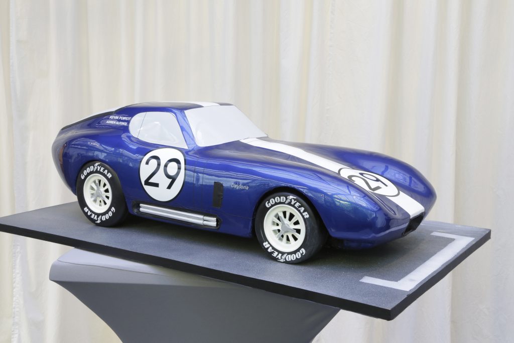 N° 2 – Shelby Daytona - Kevin Poirot et Adrien Alfonsi / 2ème année Produite en seulement 6 exemplaires pour la course, ce modèle a été choisi pour son caractère unique et la passion des voitures américaines. Typique de la marque, le bleu a été utilisé mais dans une nuance plus foncée par souci de modernité́. La bande blanche rappelle l’allure sportive voulue par le constructeur.