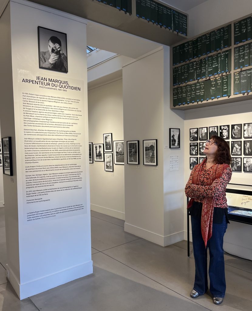 Isabelle Marquis Baudoin, fille de Jean Marquis, au vernissage de l’exposition à la galerie Roger-Viollet, le 8 octobre 2026.
