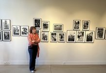 Le photographe Jean Marquis : l’arpenteur du quotidien exposé à la galerie Roger-Viollet Isabelle Marquis Baudoin devant les photographies de Jean Marquis à la galerie roger Viollet